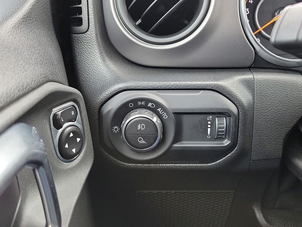 Used 2023 Jeep Gladiator Sport AWD/4WD image 13