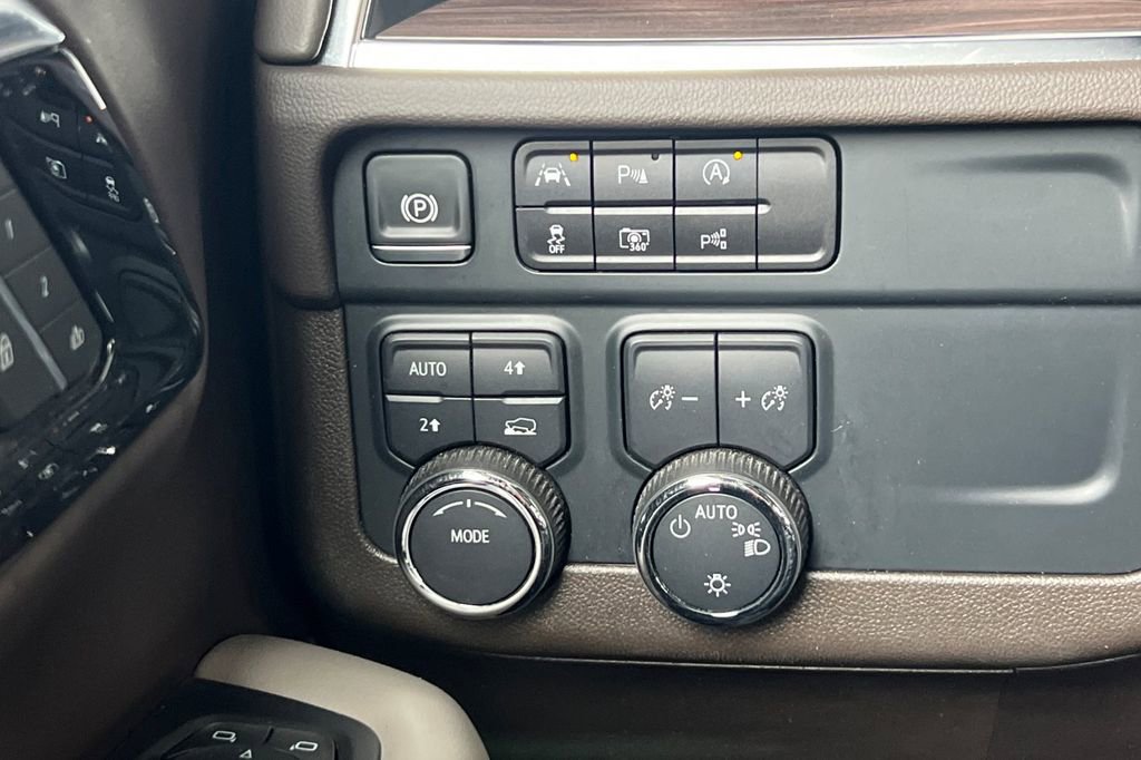 Used 2025 Chevrolet Suburban LT AWD/4WD image 40