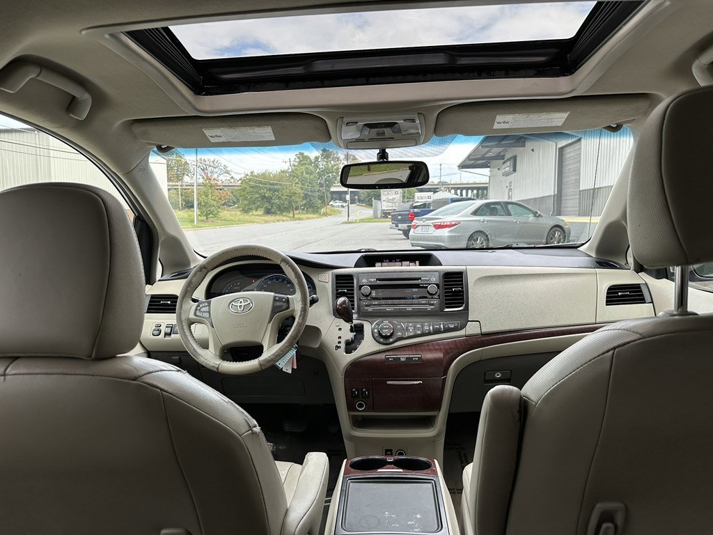 Used 2013 Toyota Sienna XLE image 33