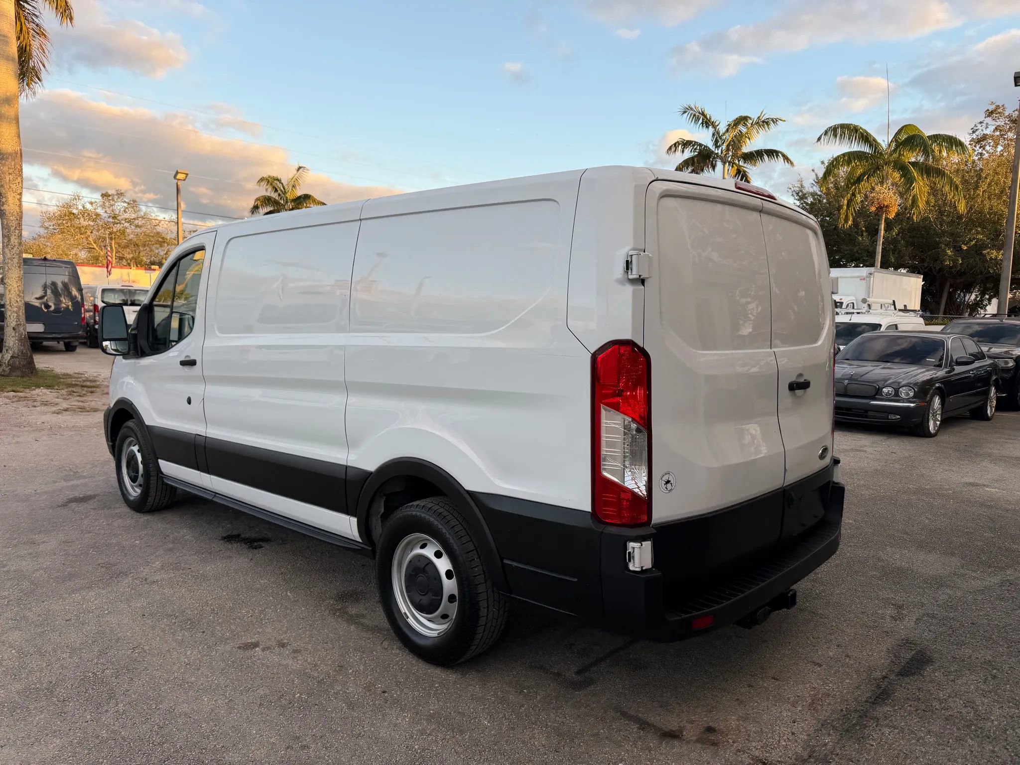 Used 2022 Ford Transit 150 Low Roof RWD image 3