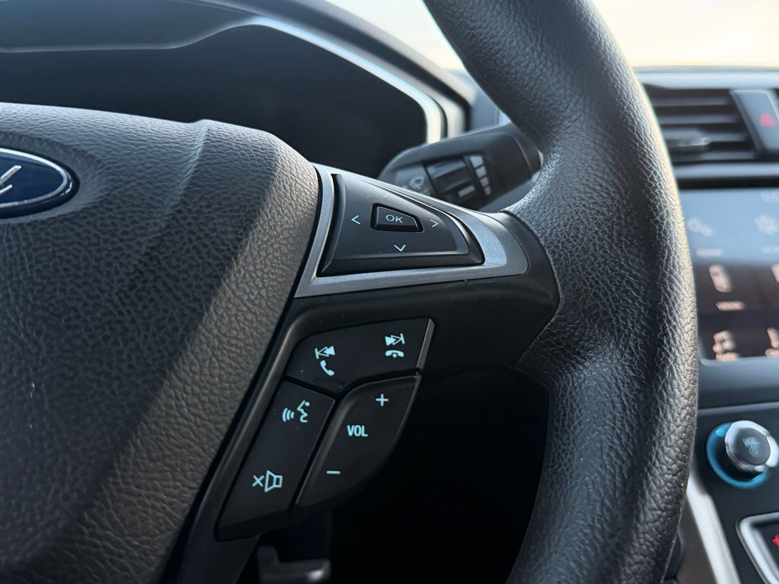 Used 2019 Ford Fusion SE FWD image 32