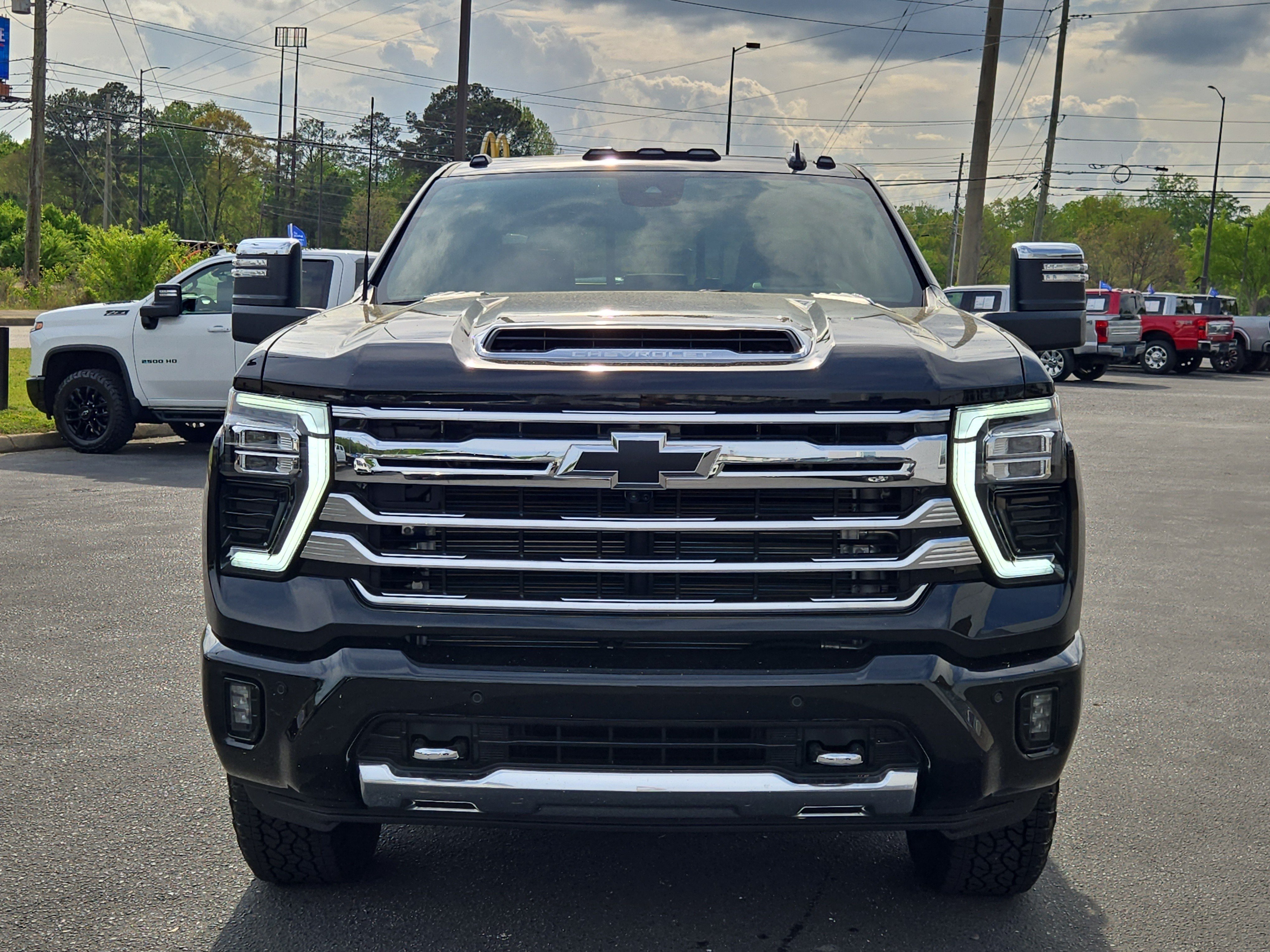 Used 2025 Chevrolet Silverado 2500 High Country w/ Technology Package AWD/4WD image 4