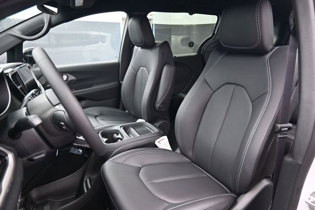 New 2027 Chrysler Pacifica Select FWD image 15