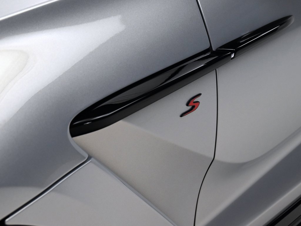 Used 2026 Aston Martin DBX S image 31