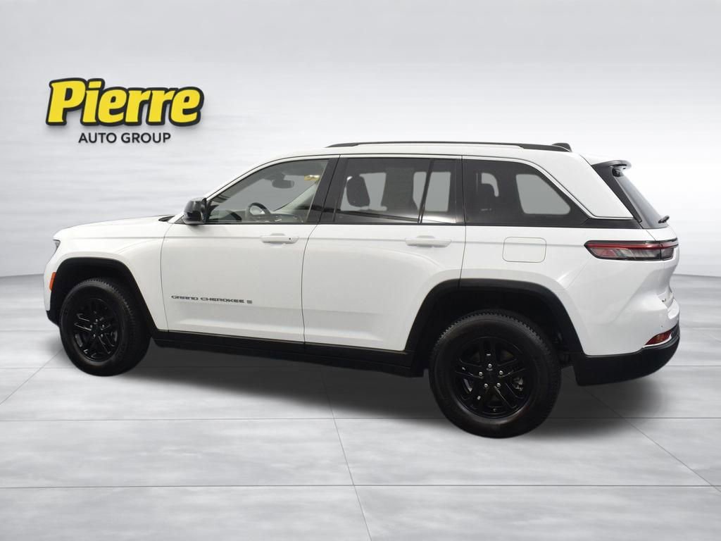 Used 2023 Jeep Grand Cherokee Laredo AWD/4WD image 5