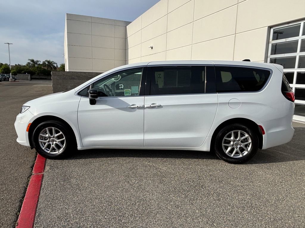 Used 2024 Chrysler Pacifica Touring-L FWD image 8