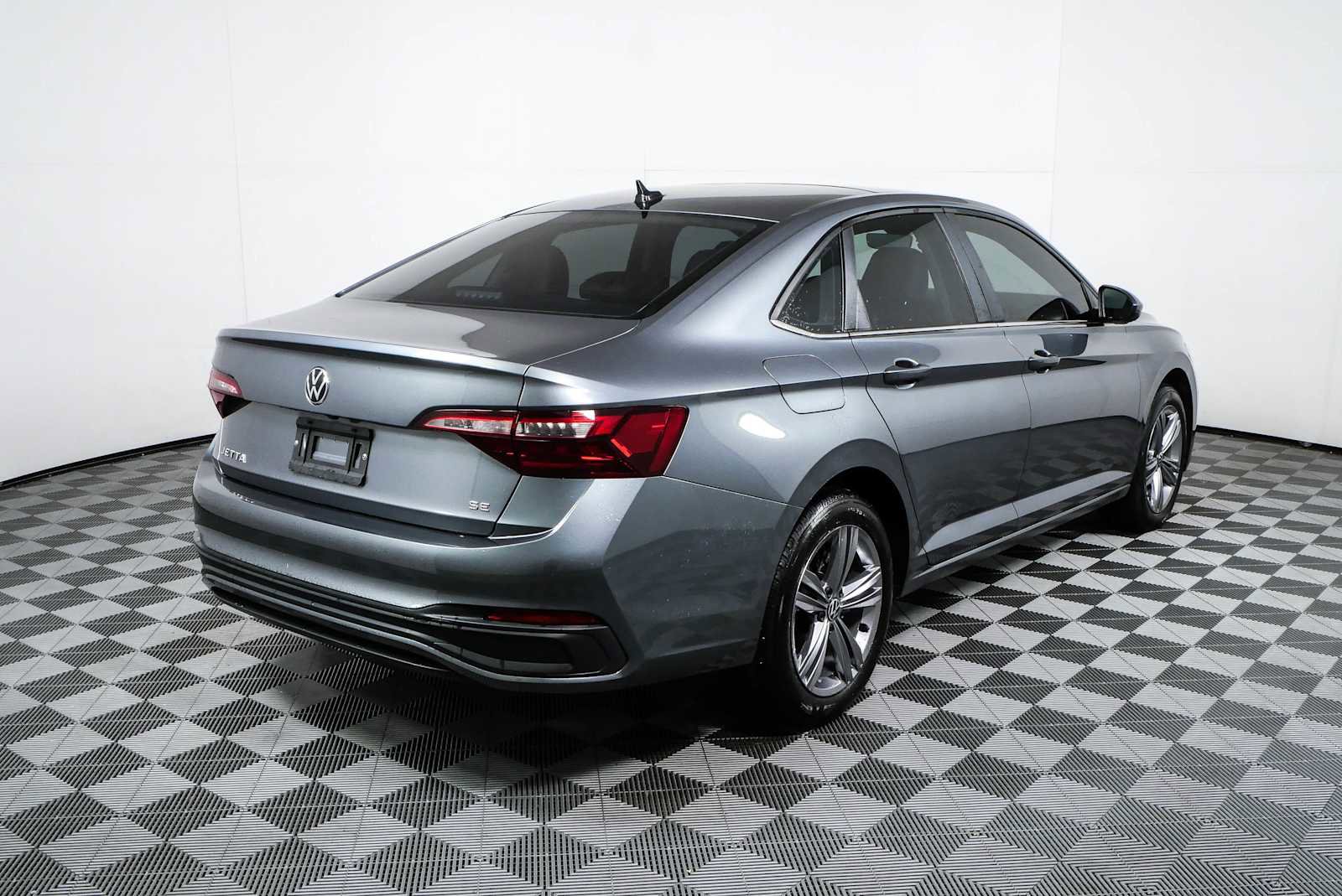 Used 2023 Volkswagen Jetta SE FWD image 3