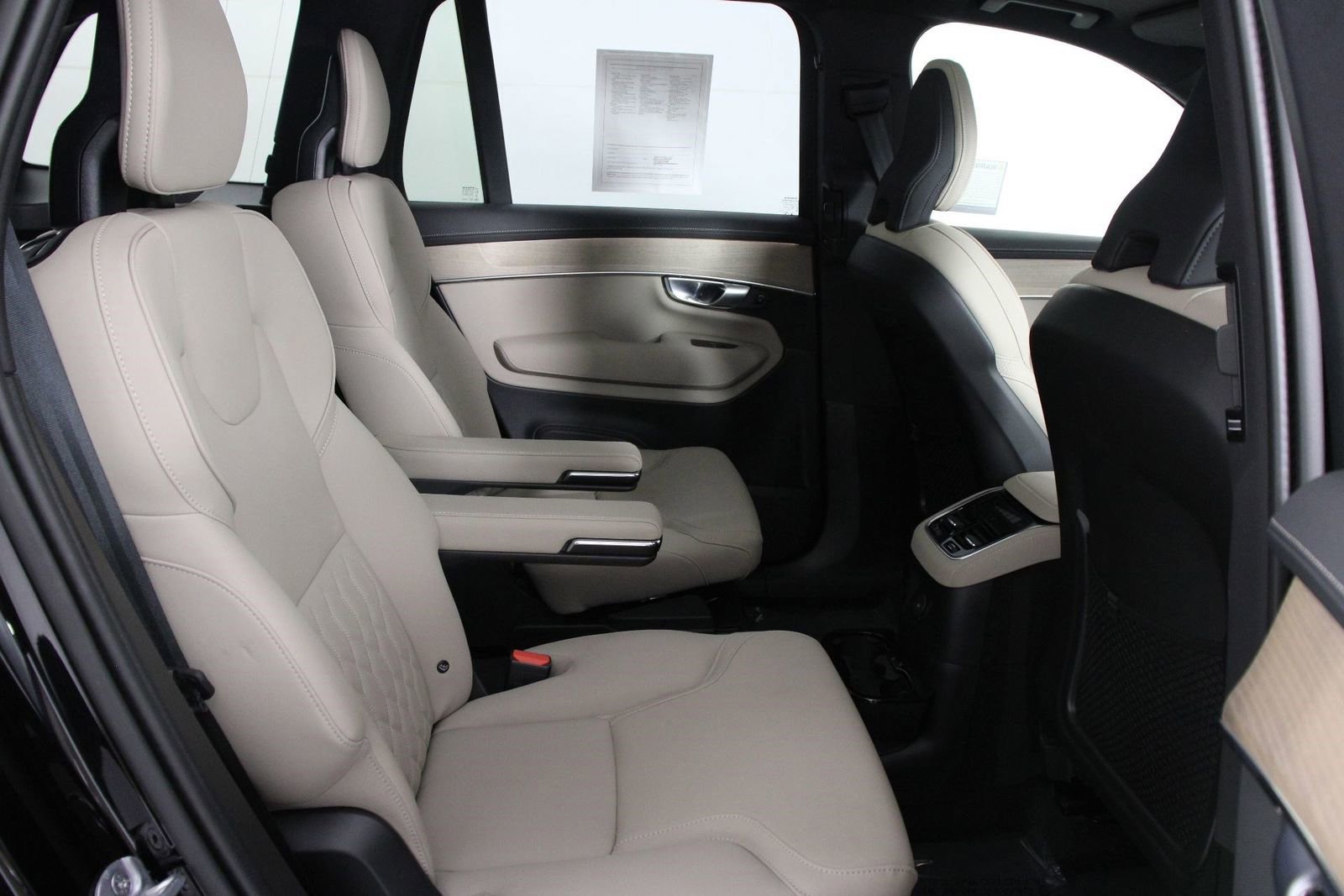 Certified 2025 Volvo XC90 T8 Plus AWD/4WD image 30