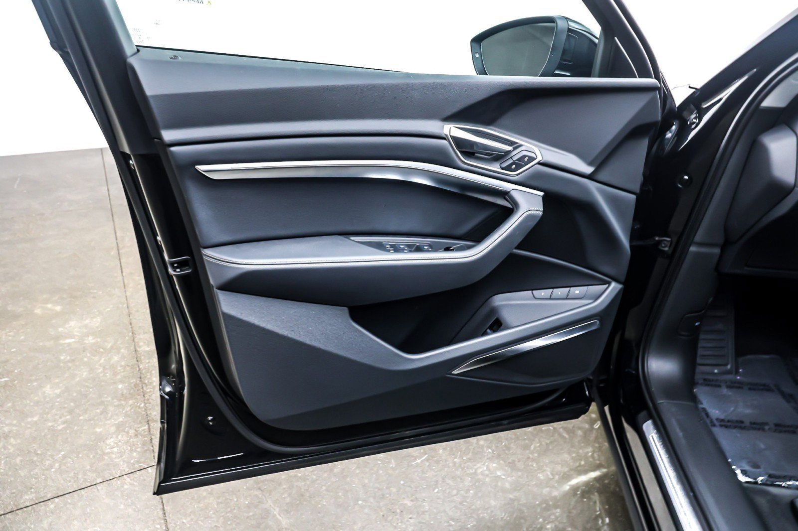 Used 2024 Audi Q8 e-tron Premium Plus image 22