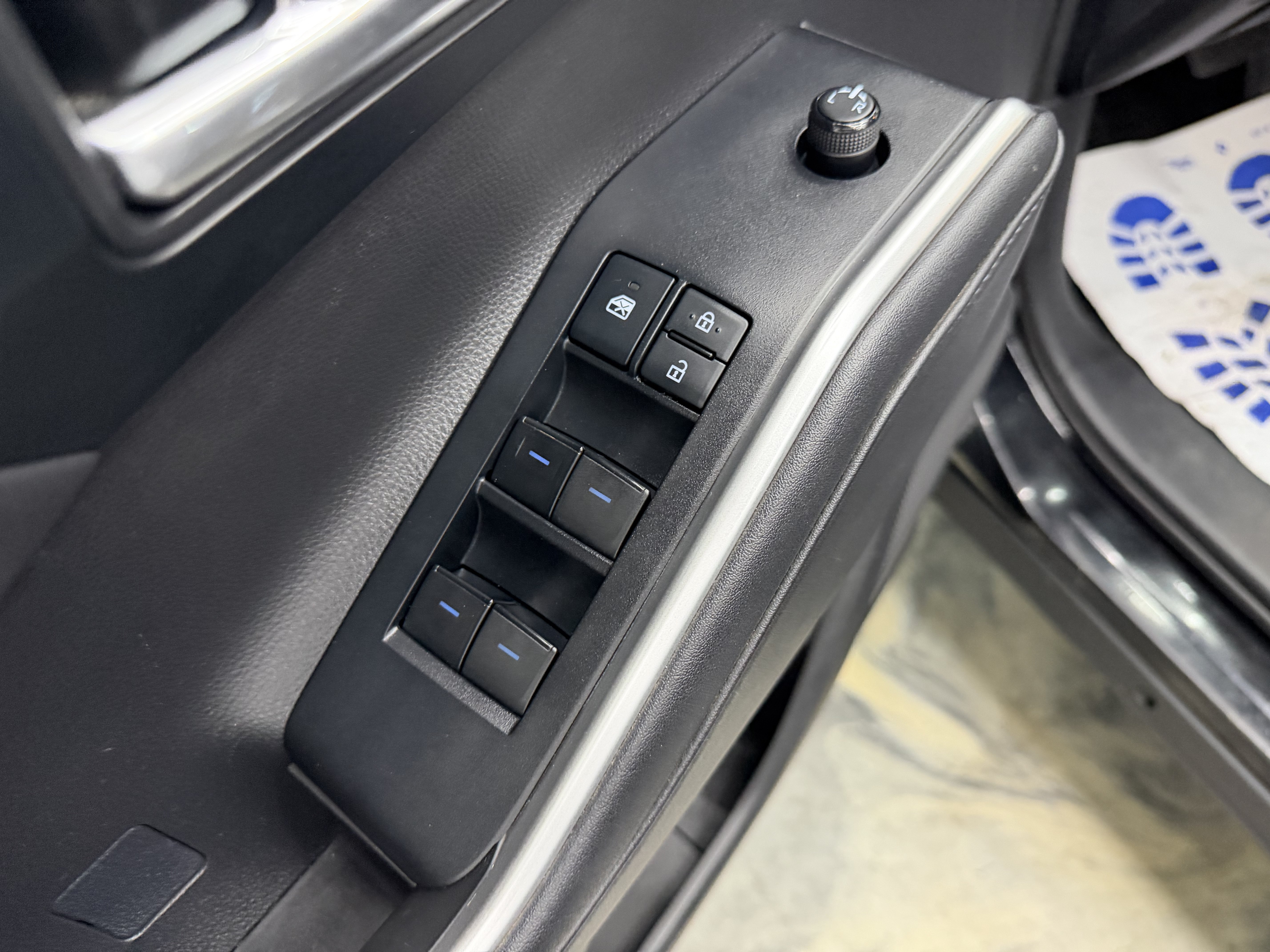Used 2020 Toyota Highlander XLE AWD/4WD image 13
