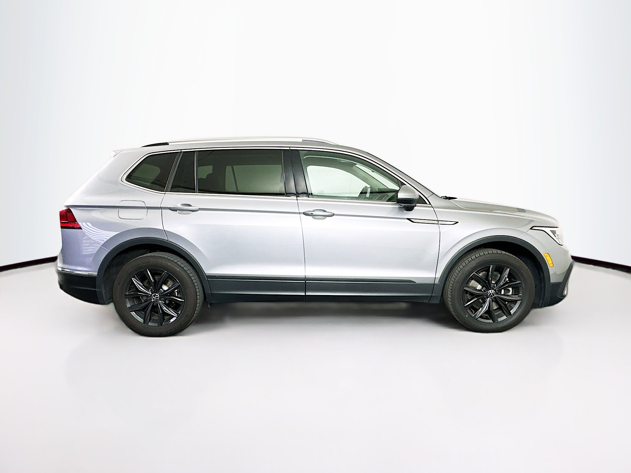 Used 2024 Volkswagen Tiguan SE image 10