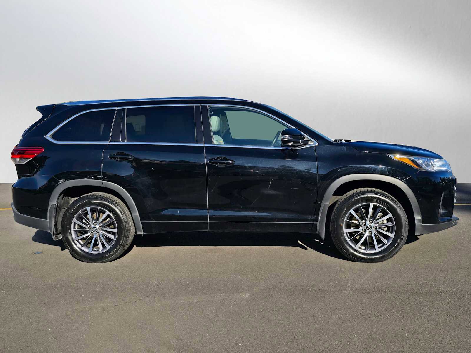 Used 2017 Toyota Highlander XLE image 2