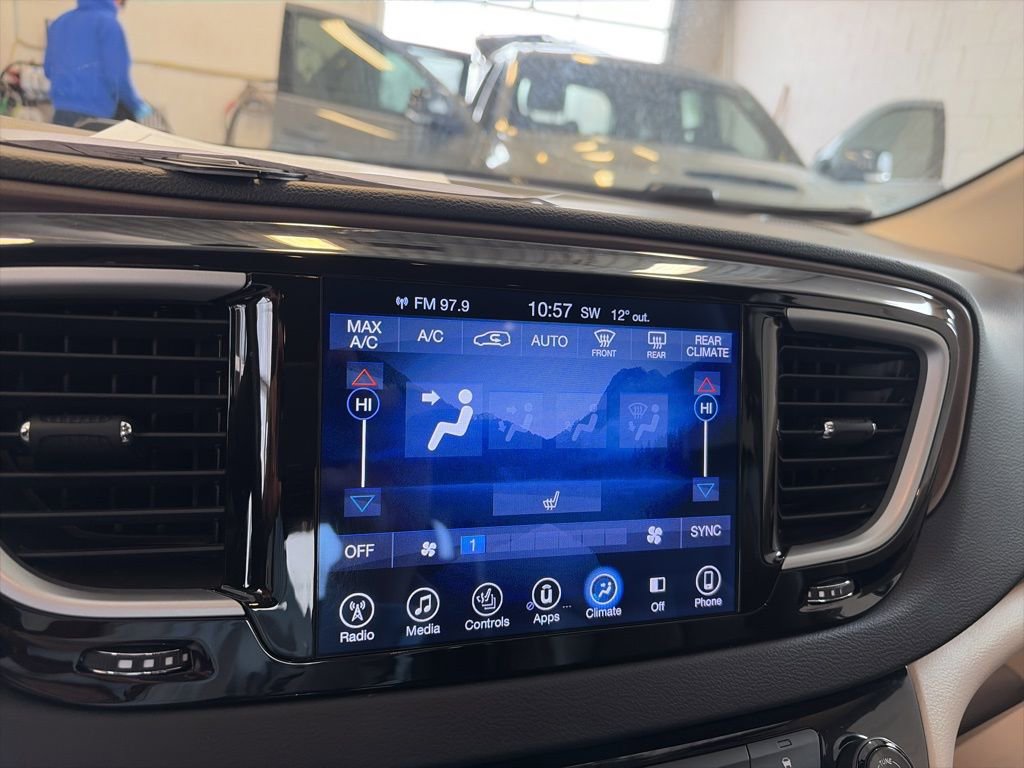 Used 2017 Chrysler Pacifica Touring-L image 47