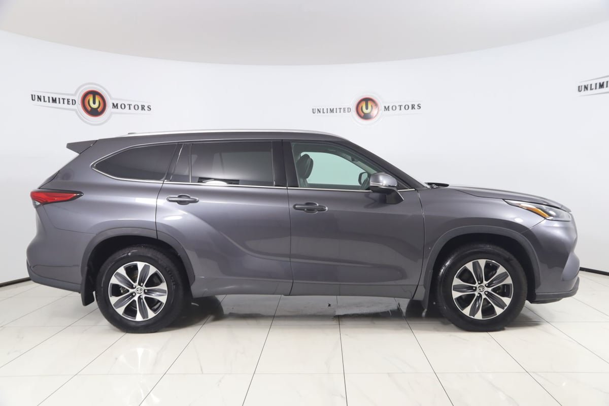Used 2021 Toyota Highlander XLE AWD/4WD image 2