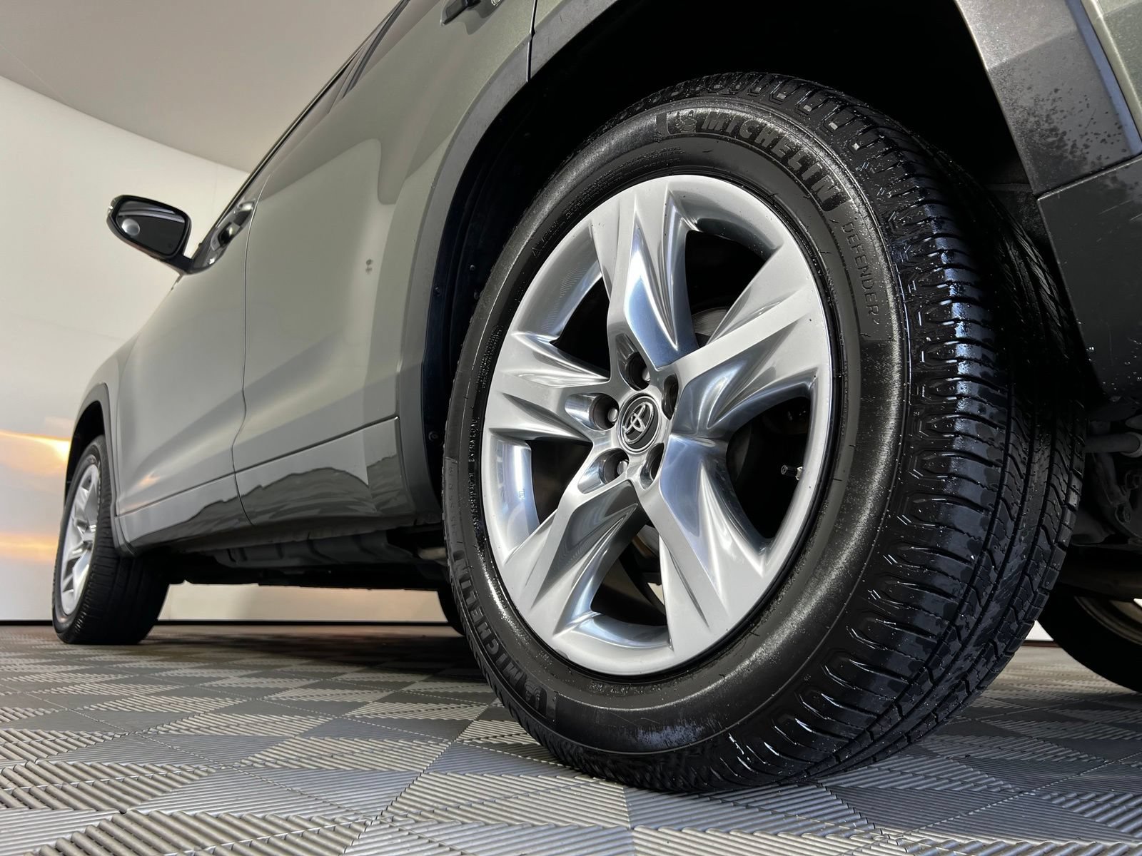 Certified 2017 Toyota Highlander Limited FWD image 32
