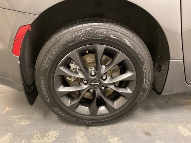 Used 2021 Chrysler Pacifica Touring image 36