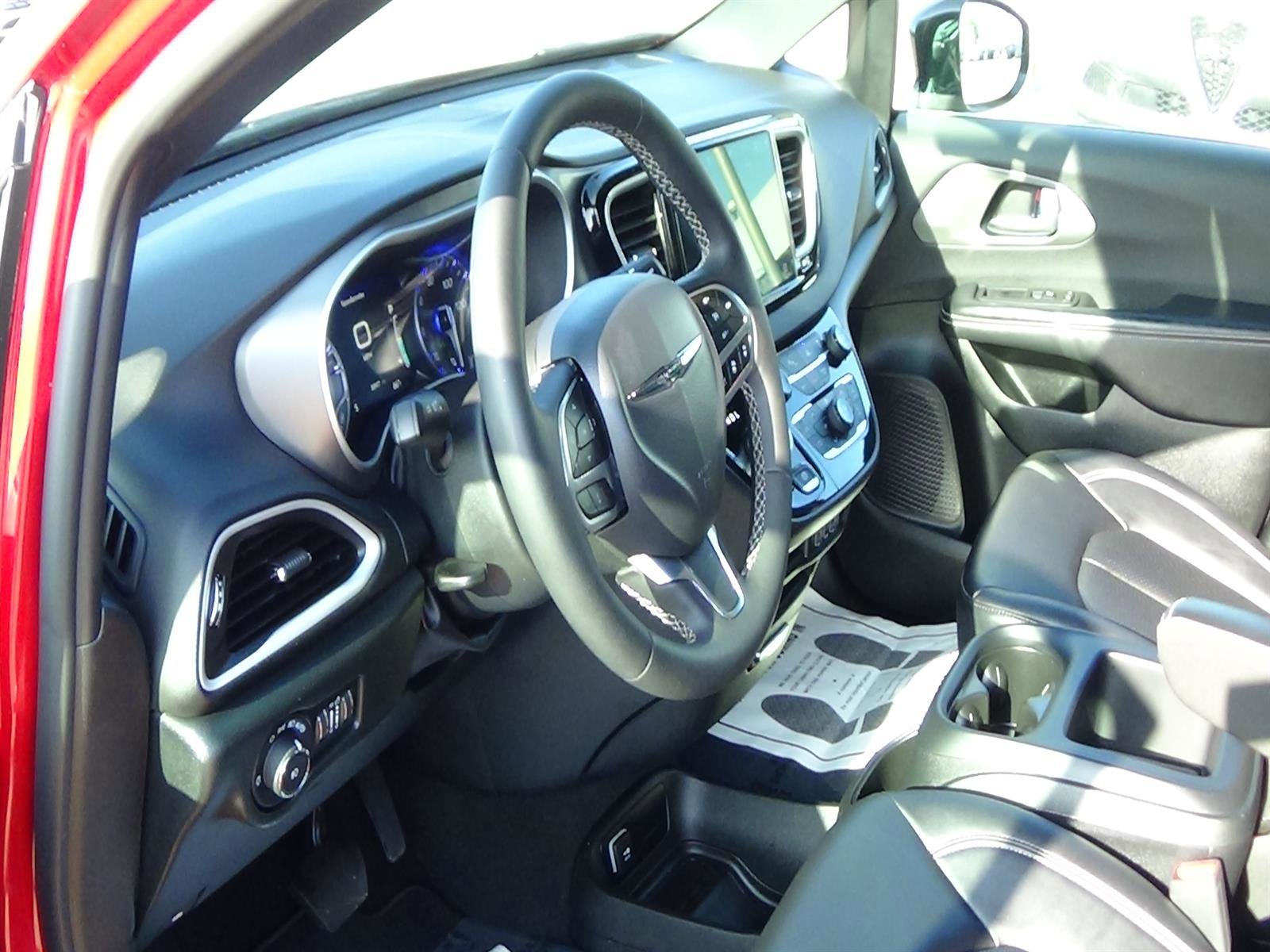 Certified 2025 Chrysler Pacifica Select FWD image 18