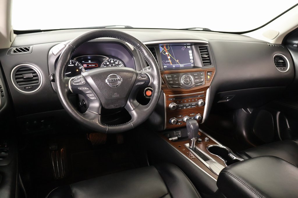 Used 2019 Nissan Pathfinder Platinum image 2