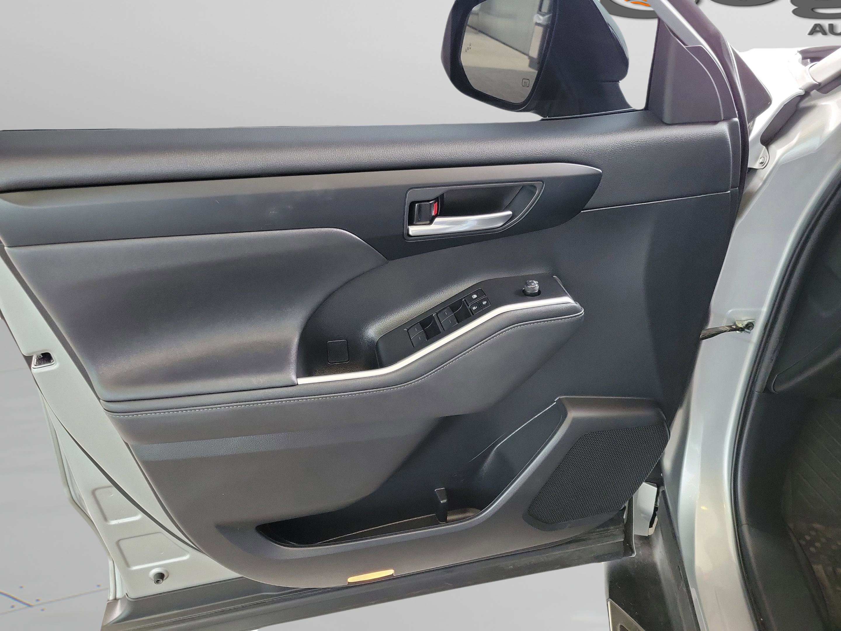 Used 2023 Toyota Highlander XLE image 26