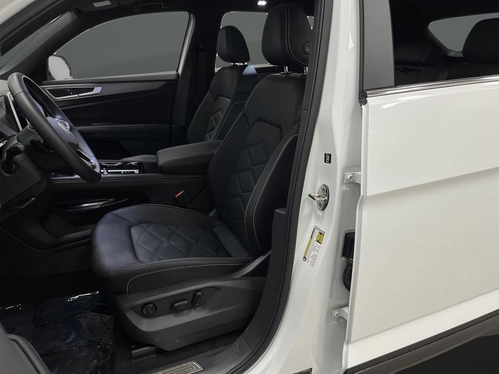 Certified 2025 Volkswagen Atlas Cross Sport SE w/ Panoramic Sunroof Package image 4