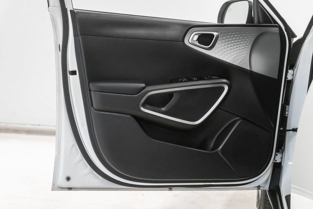 Used 2025 Kia Soul LX w/ LX Technology Package FWD image 8