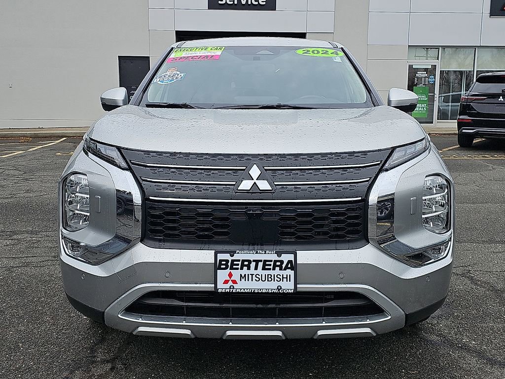 Used 2024 Mitsubishi Outlander SE image 2