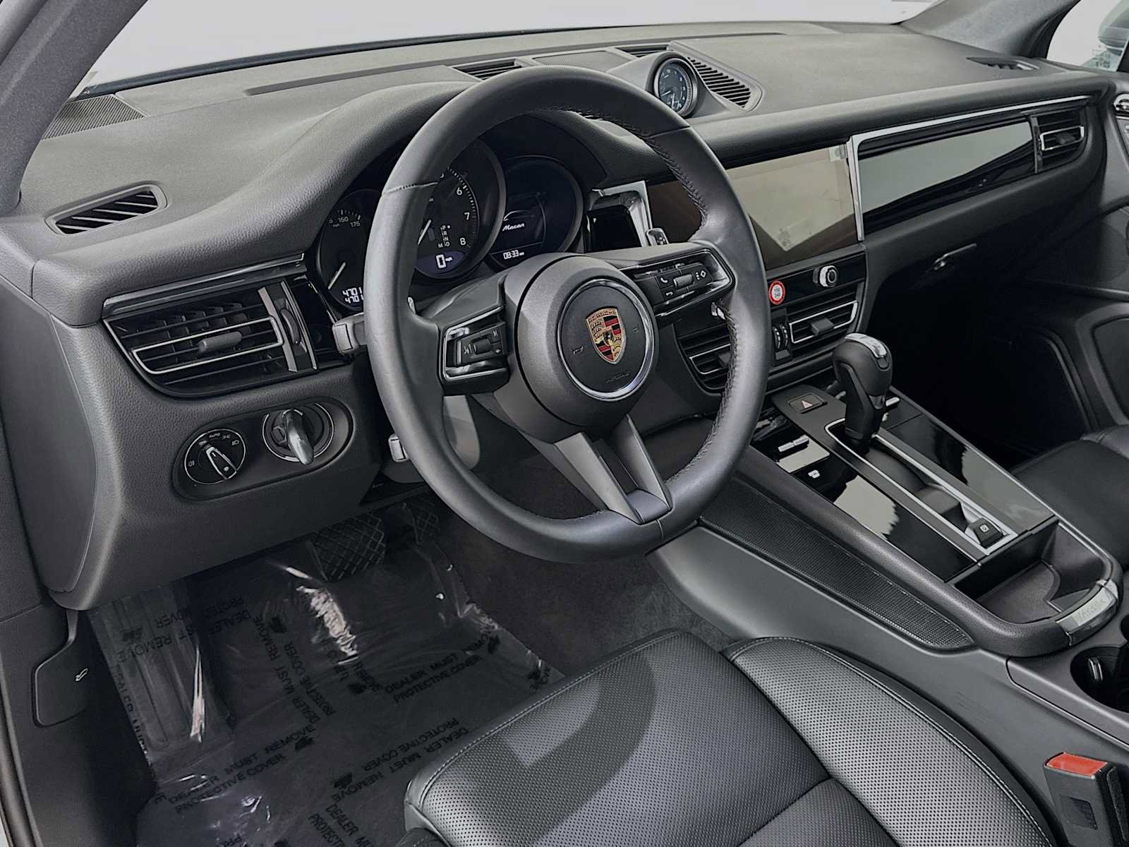 Certified 2025 Porsche Macan image 4