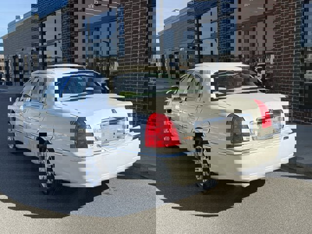 Used 2006 Lincoln Town Car Signature image 4