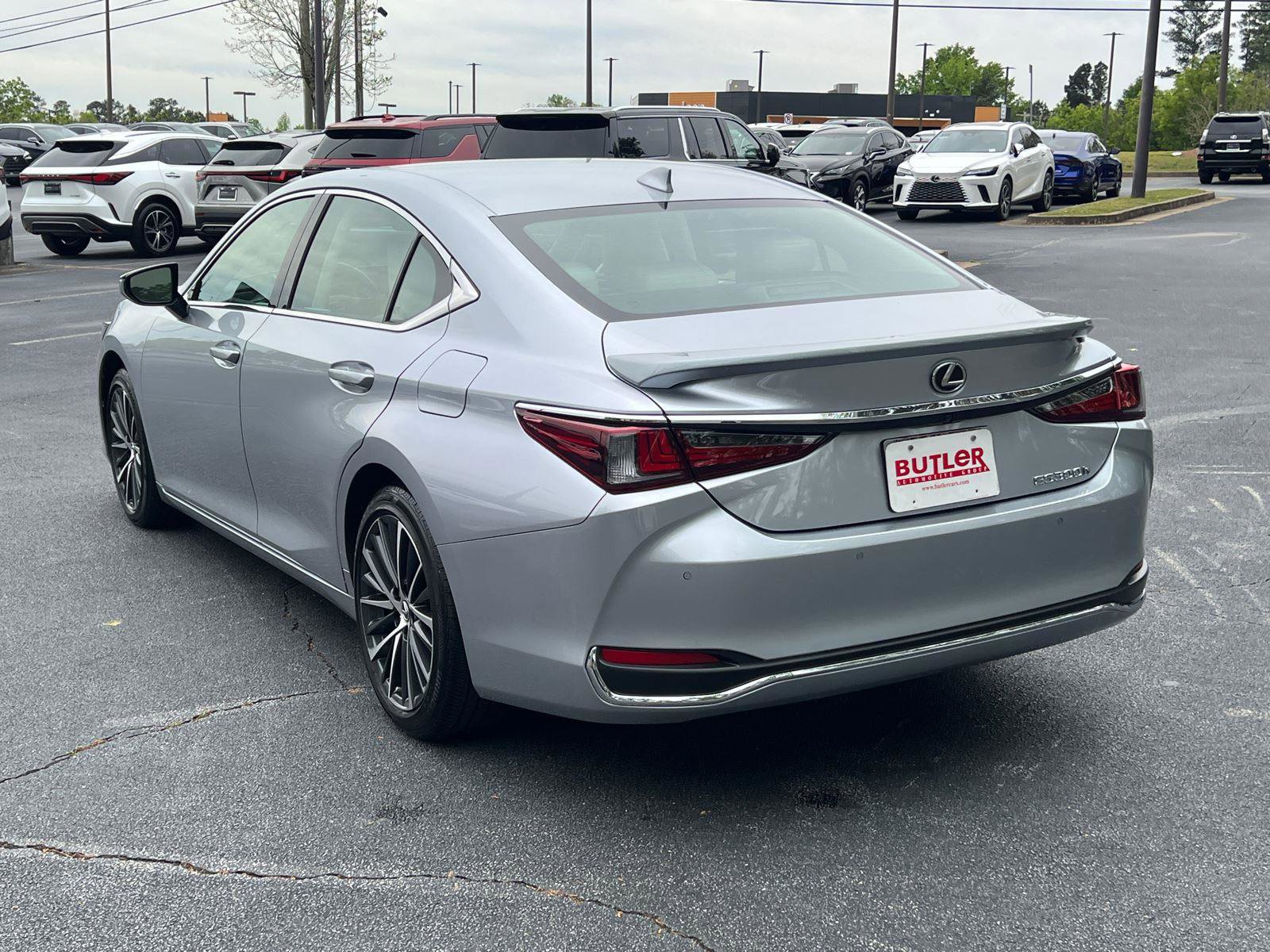 Certified 2025 Lexus ES 300h w/ Premium Package image 7