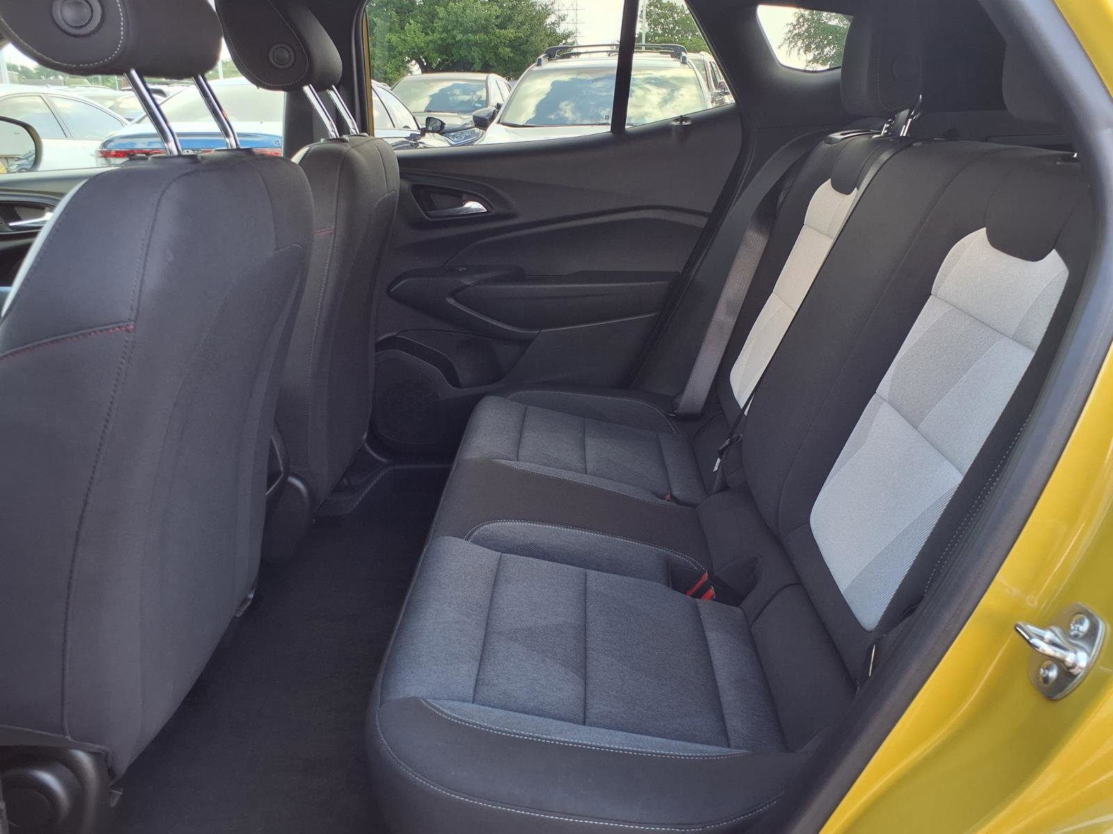 Used 2025 Chevrolet Trax RS w/ Sunroof Package FWD image 19