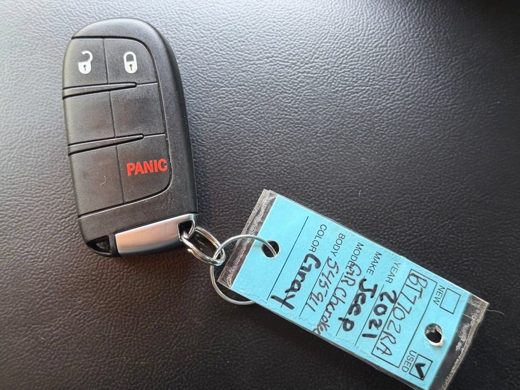 Used 2021 Jeep Grand Cherokee Laredo AWD/4WD image 36