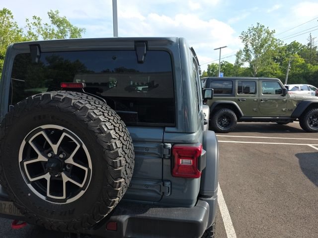 Used 2024 Jeep Wrangler Unlimited Rubicon w/ Convenience Group AWD/4WD image 11