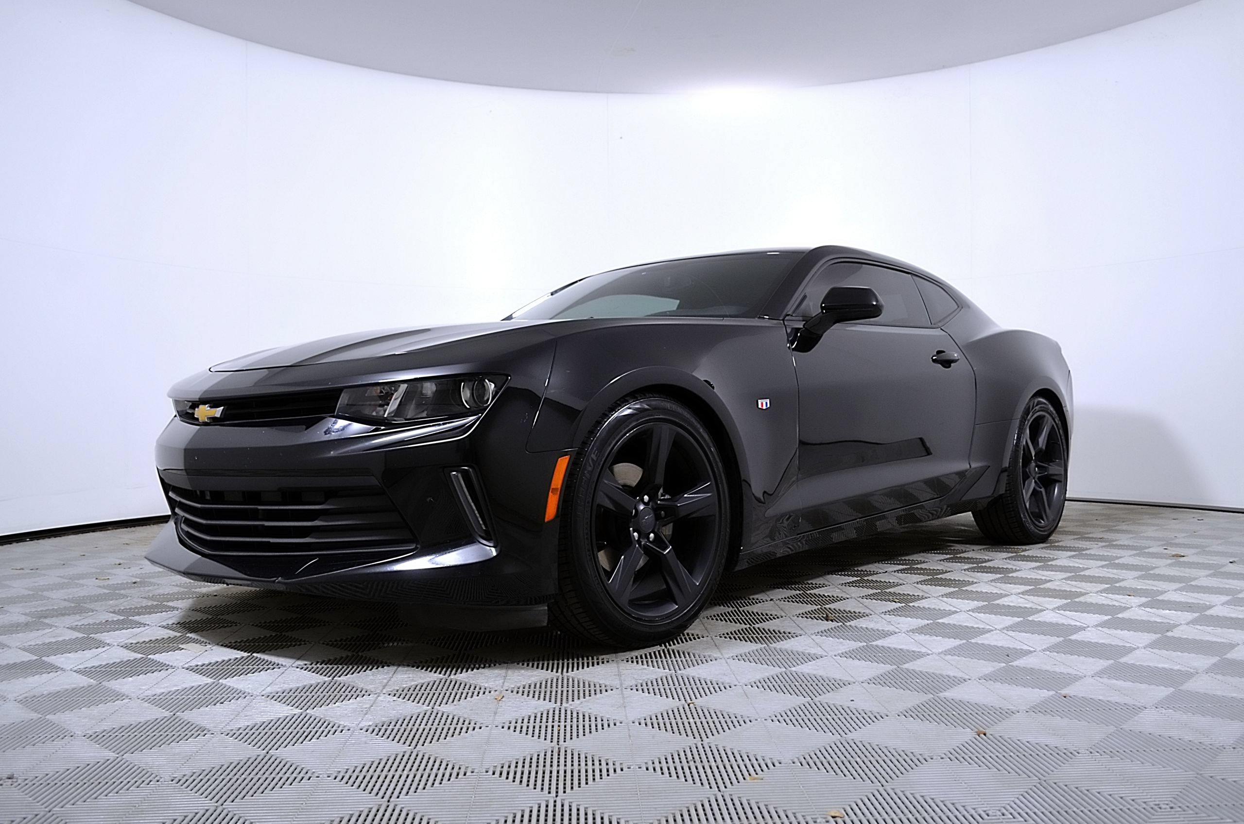 Used 2018 Chevrolet Camaro LT RWD image 2