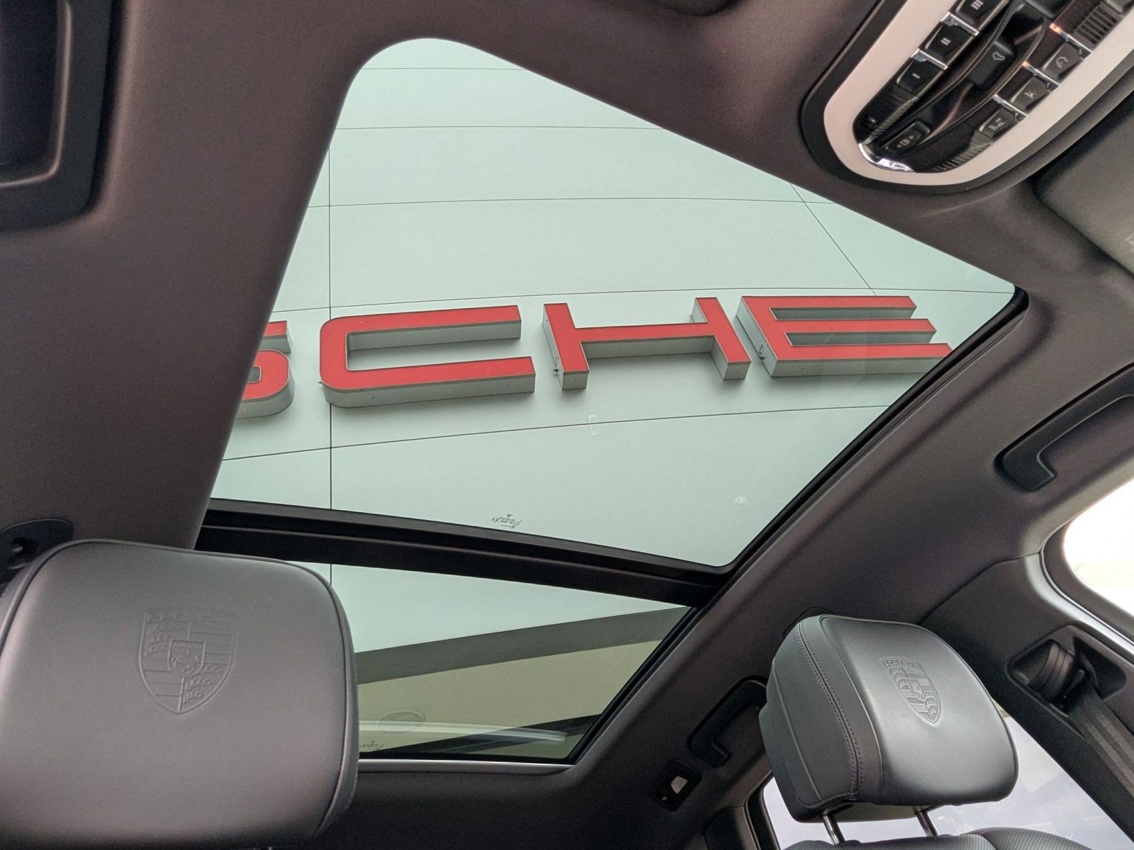 Certified 2026 Porsche Macan AWD/4WD image 27