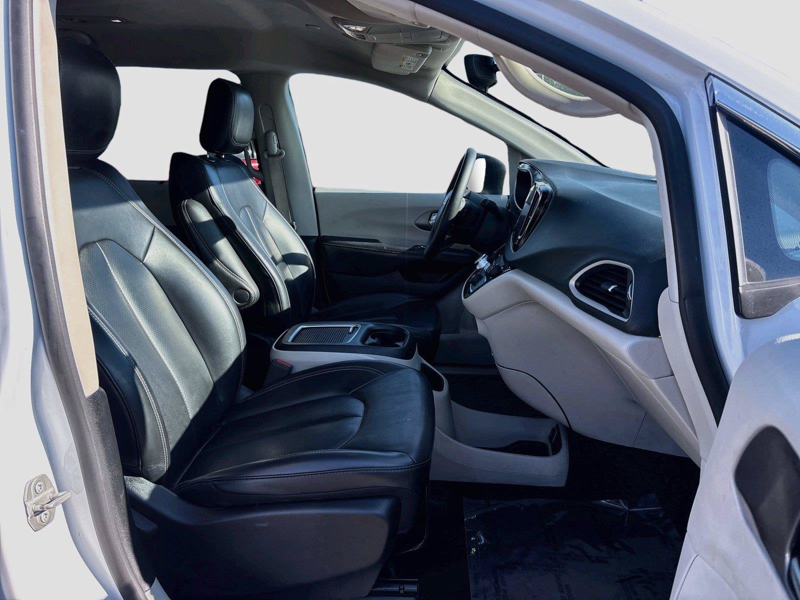 Used 2023 Chrysler Pacifica Touring-L FWD image 28