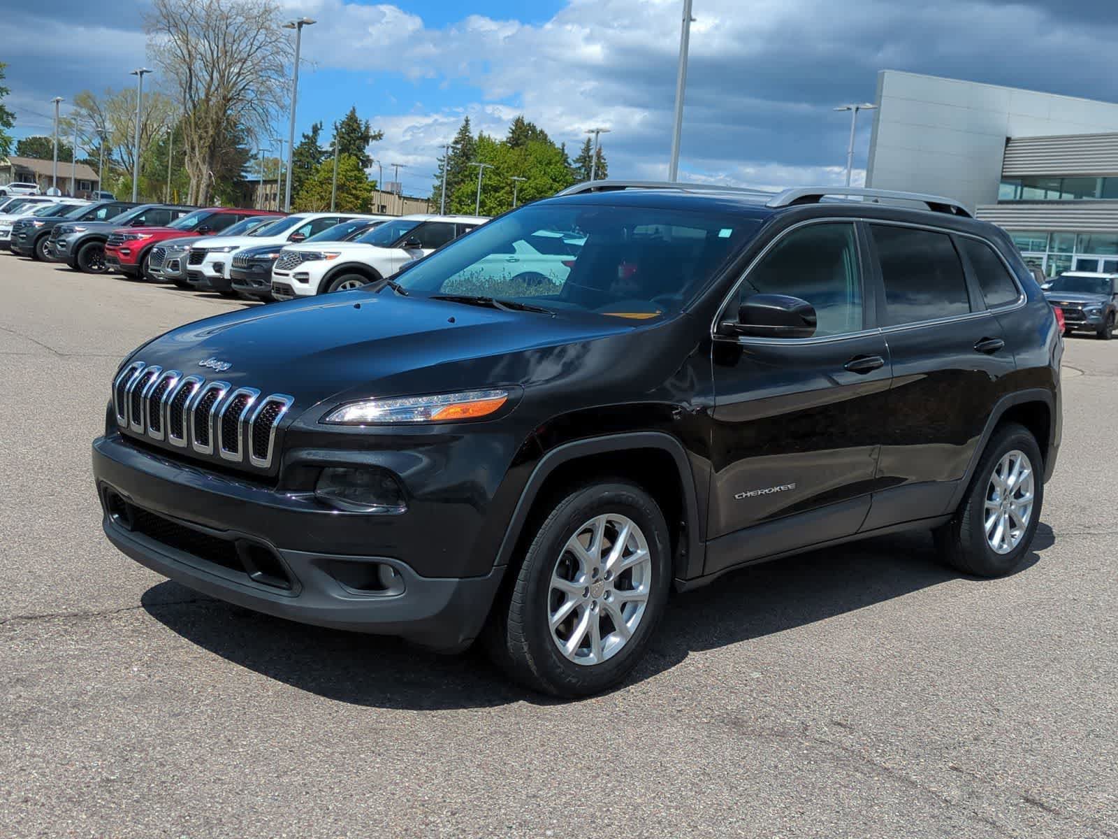 Used 2016 Jeep Cherokee Latitude w/ Safety/Convenience Group AWD/4WD image 4