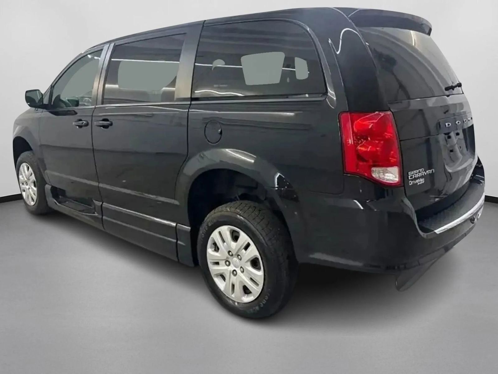 Used 2018 Dodge Grand Caravan SE image 9