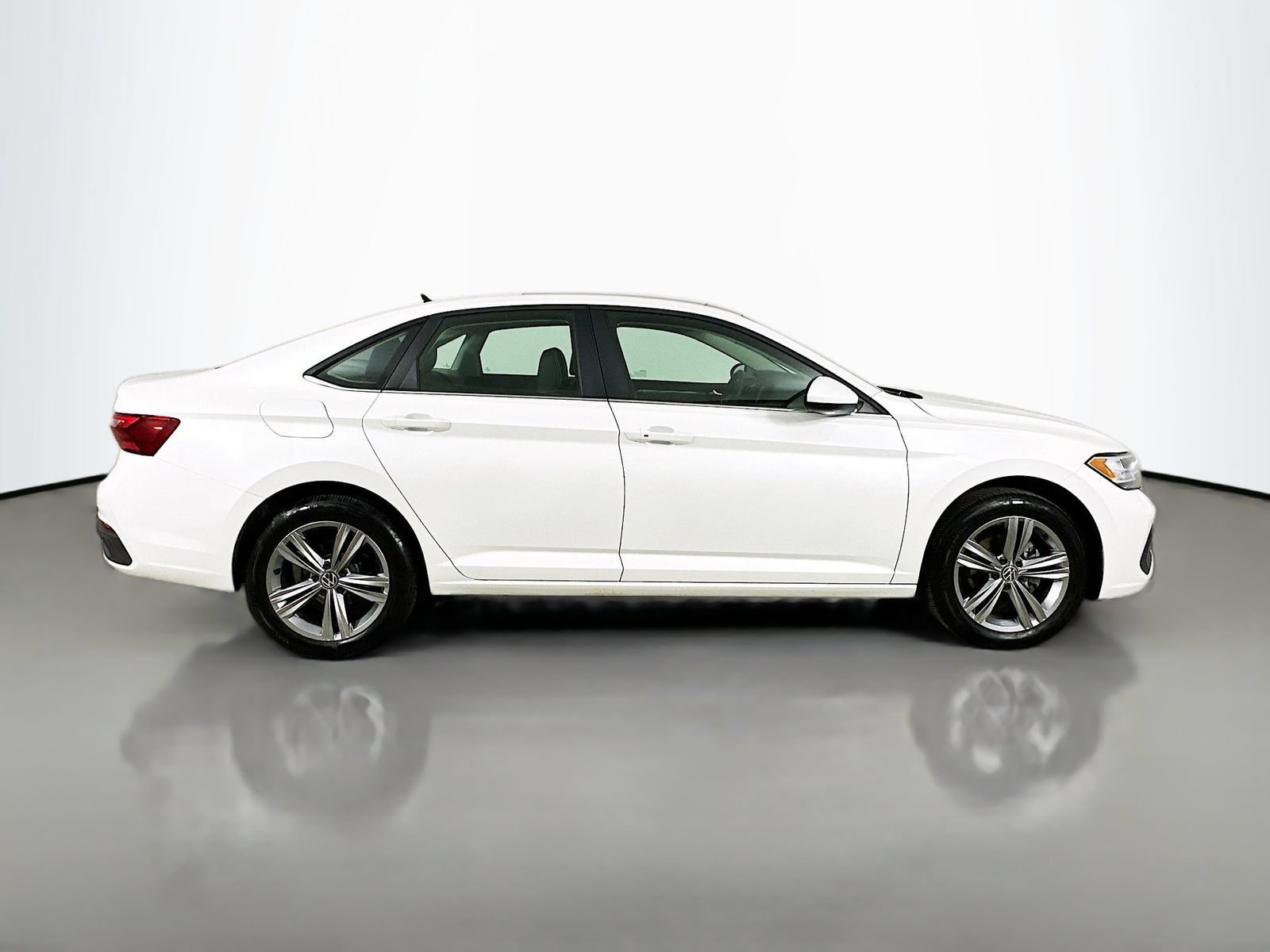 Used 2024 Volkswagen Jetta SE FWD image 4