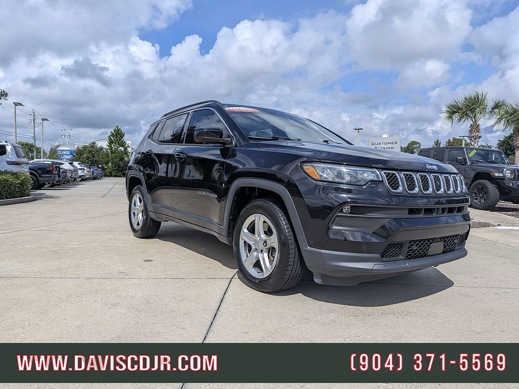 Used 2023 Jeep Compass Latitude w/ Convenience Group AWD/4WD image 2