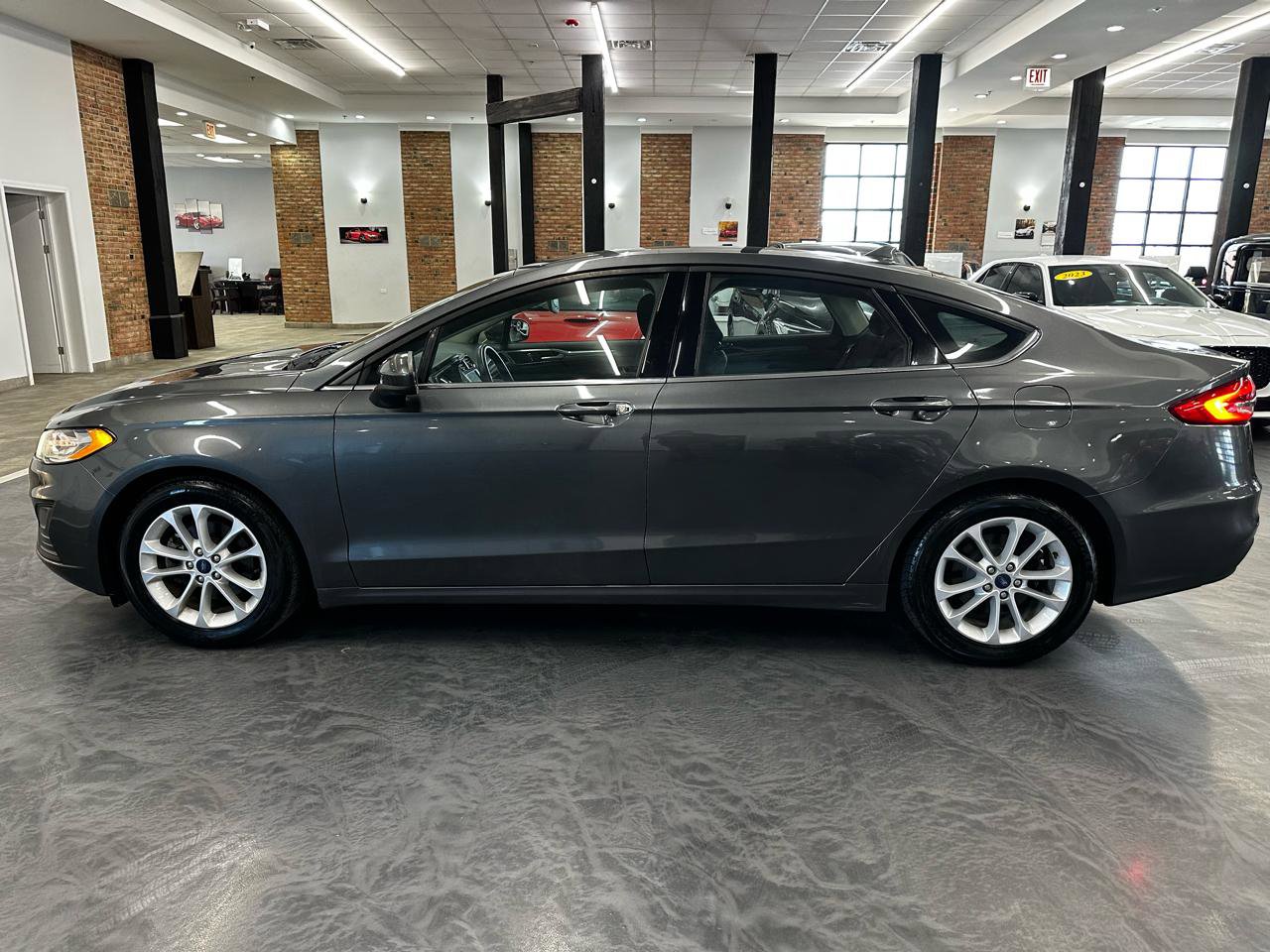 Used 2020 Ford Fusion SE FWD image 8