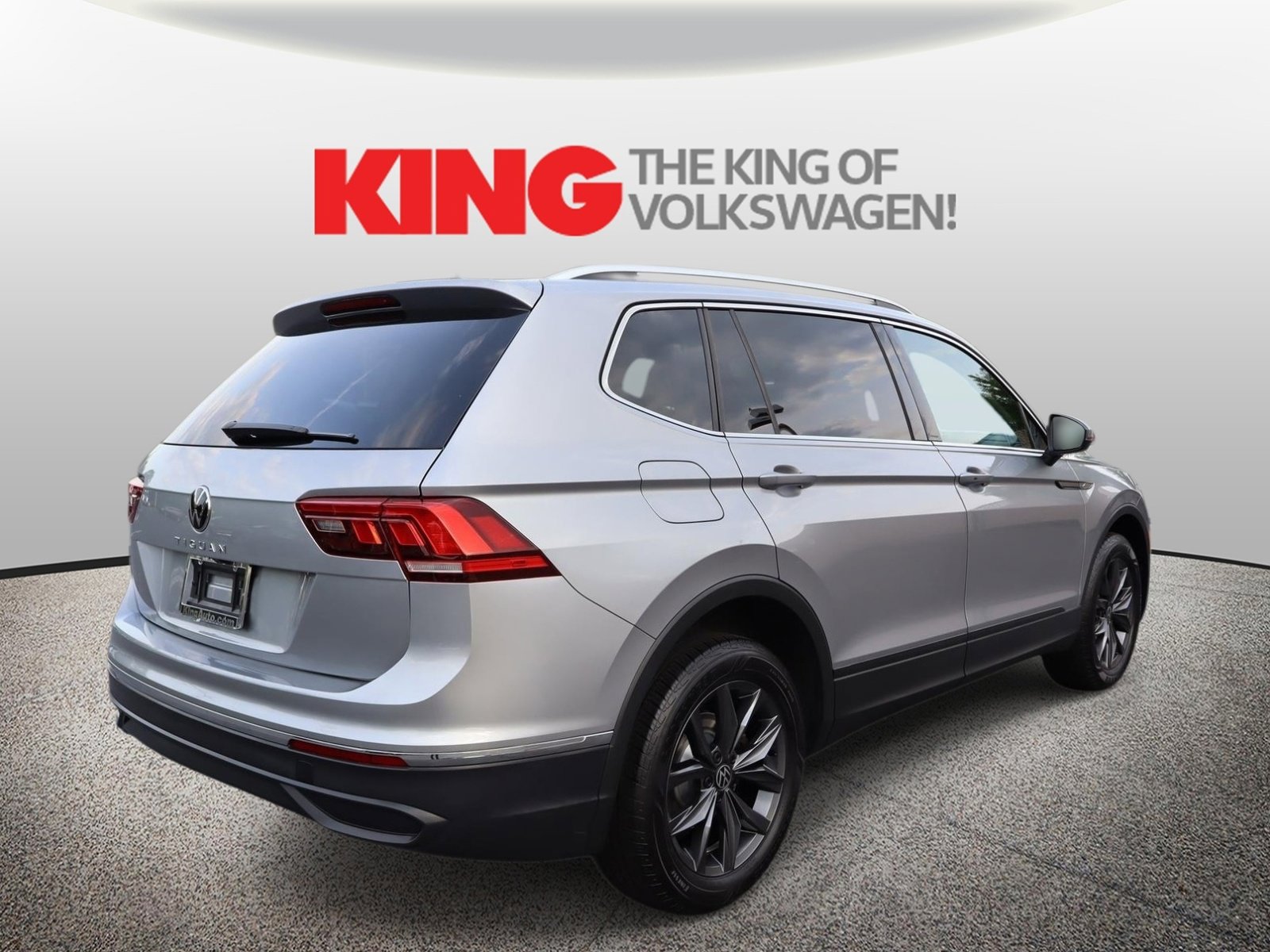 Certified 2024 Volkswagen Tiguan SE FWD image 3