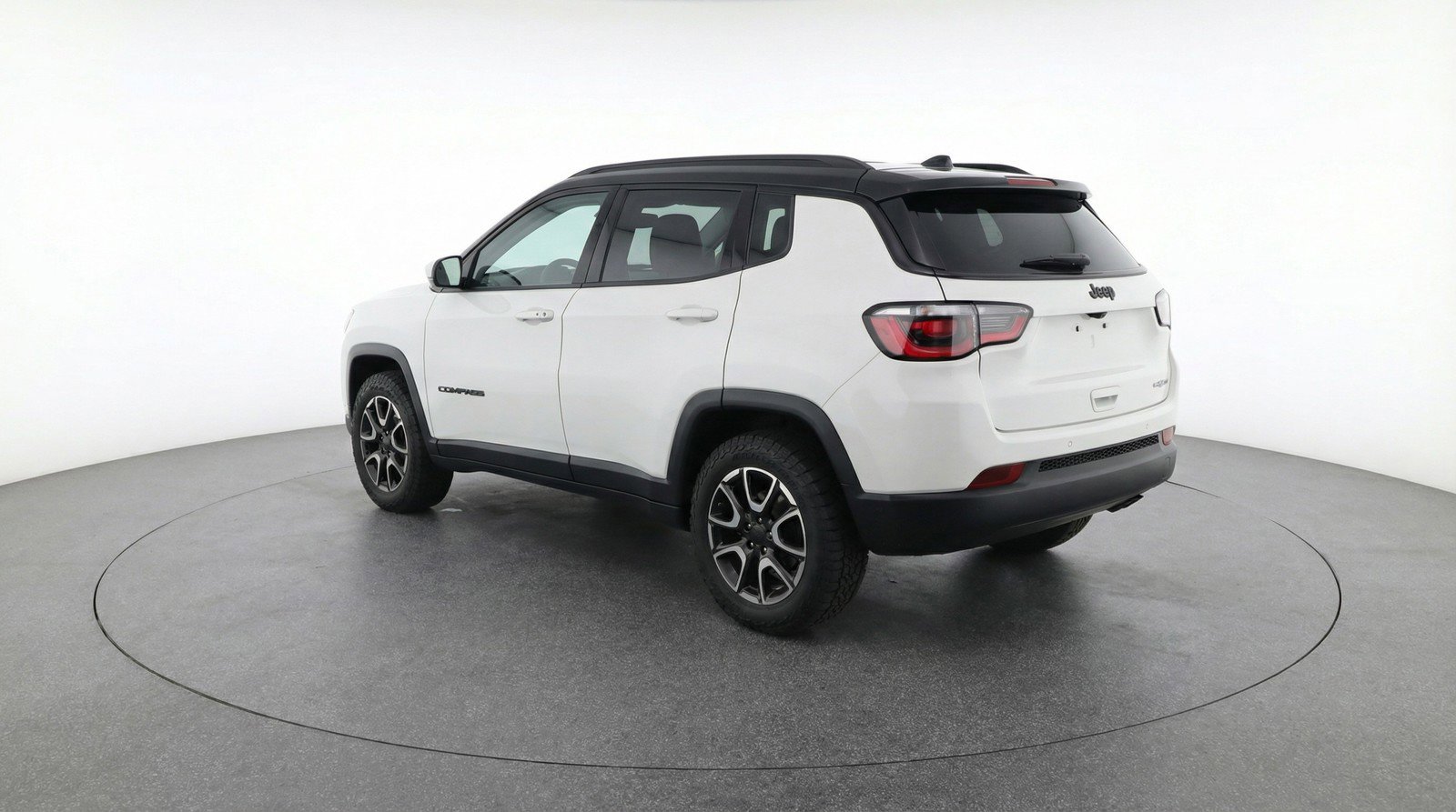 Used 2025 Jeep Compass Trailhawk image 6