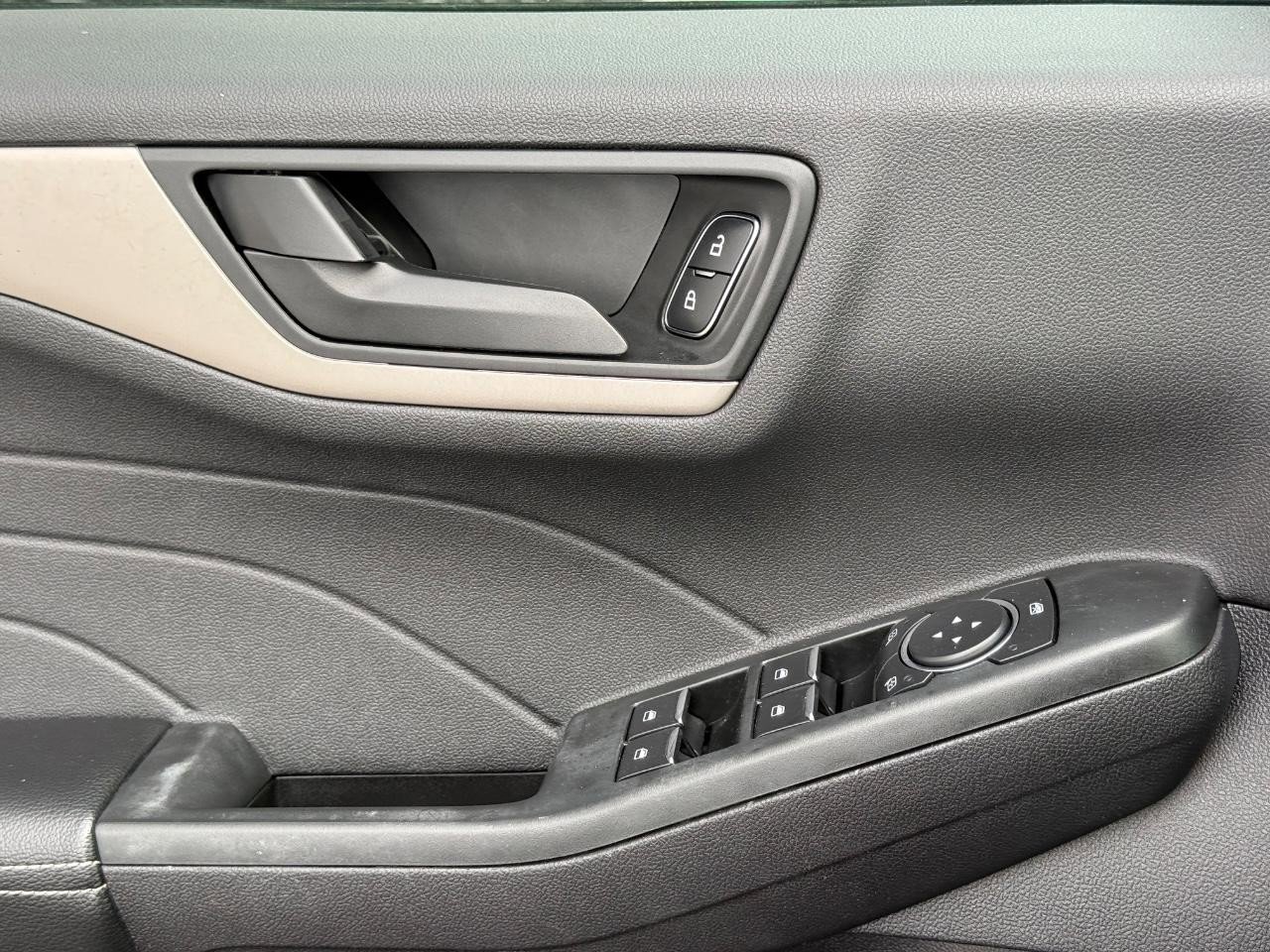 Used 2022 Ford Escape SE image 22