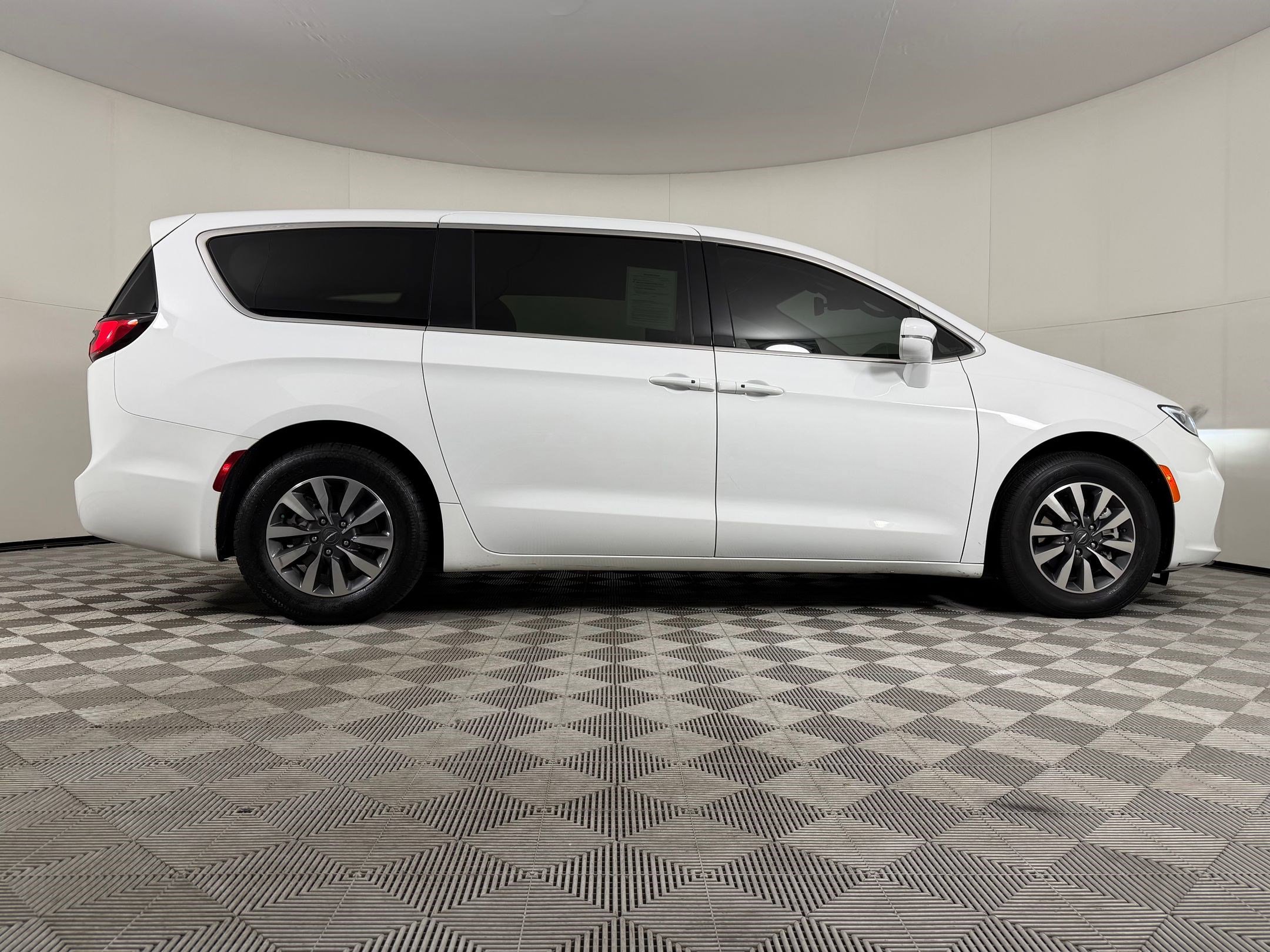 Used 2022 Chrysler Pacifica Touring-L image 8