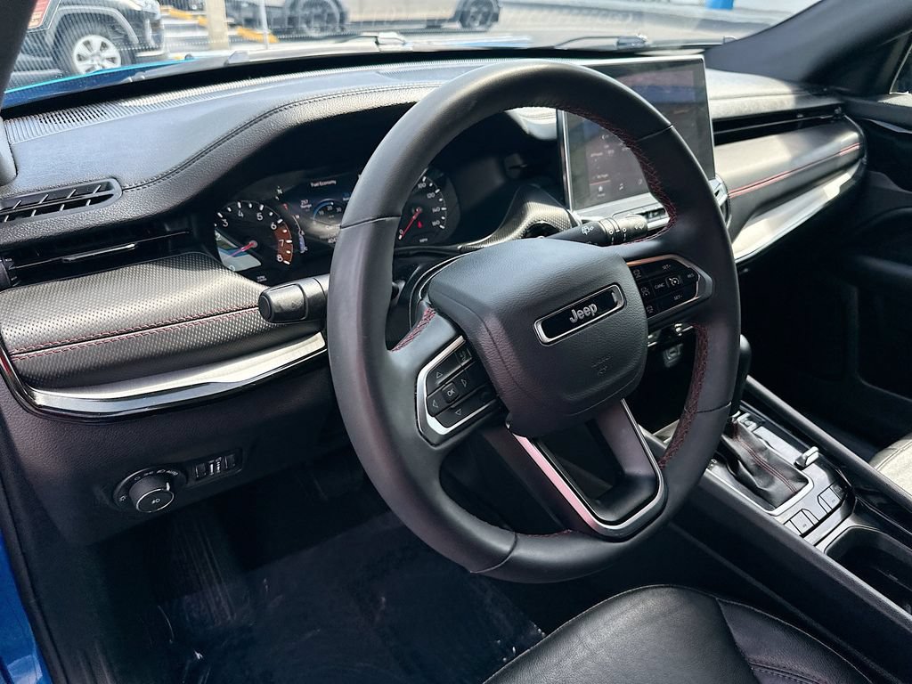 Used 2025 Jeep Compass Trailhawk AWD/4WD image 9