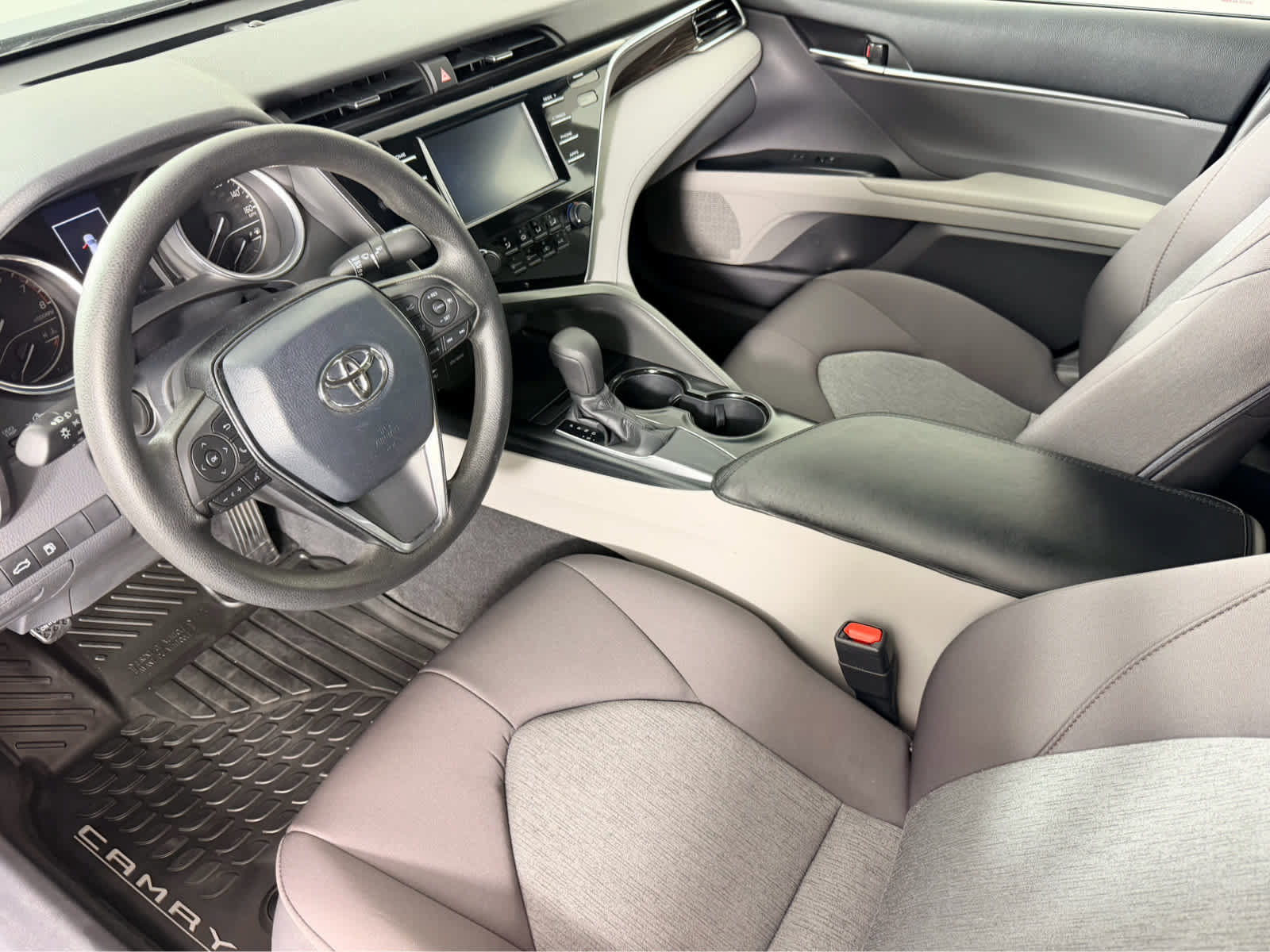 Used 2018 Toyota Camry LE FWD image 11