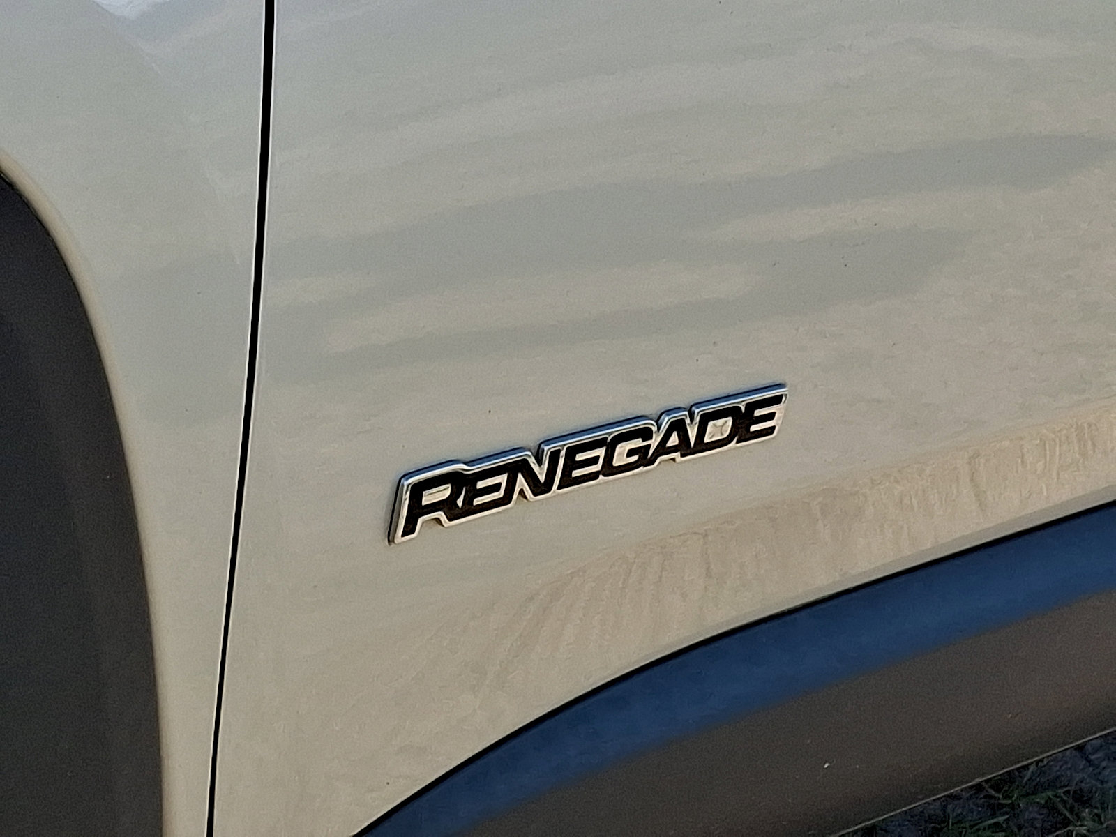 Used 2018 Jeep Renegade Latitude FWD image 4
