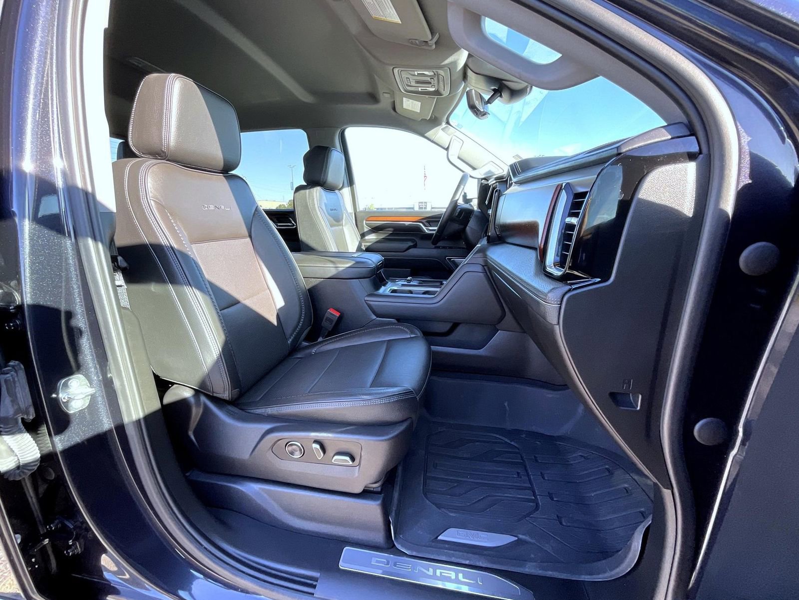 Used 2024 GMC Sierra 3500 Denali w/ Technology Package image 15