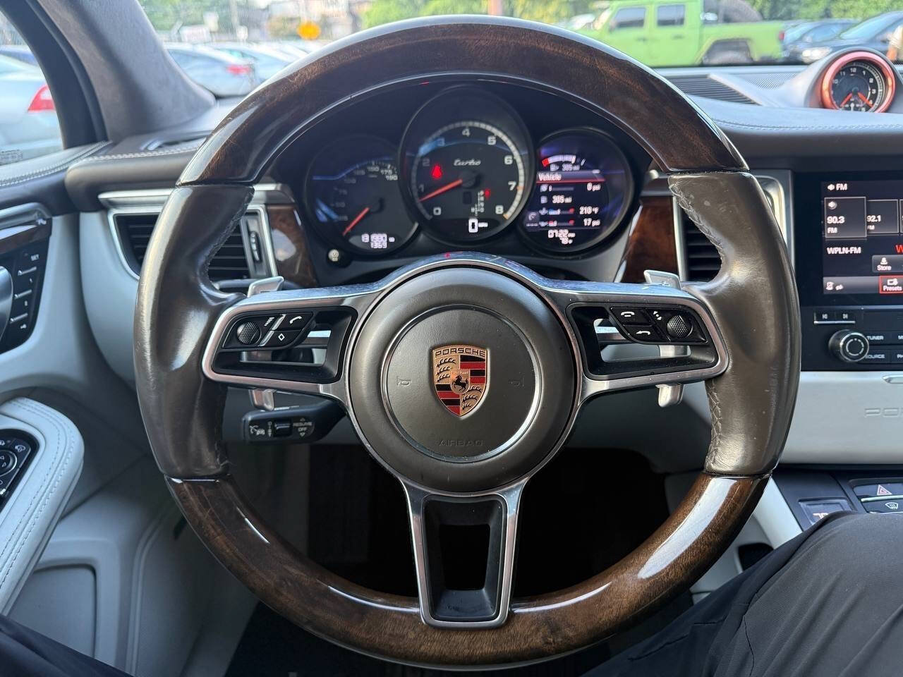 Used 2018 Porsche Macan Turbo AWD/4WD image 21