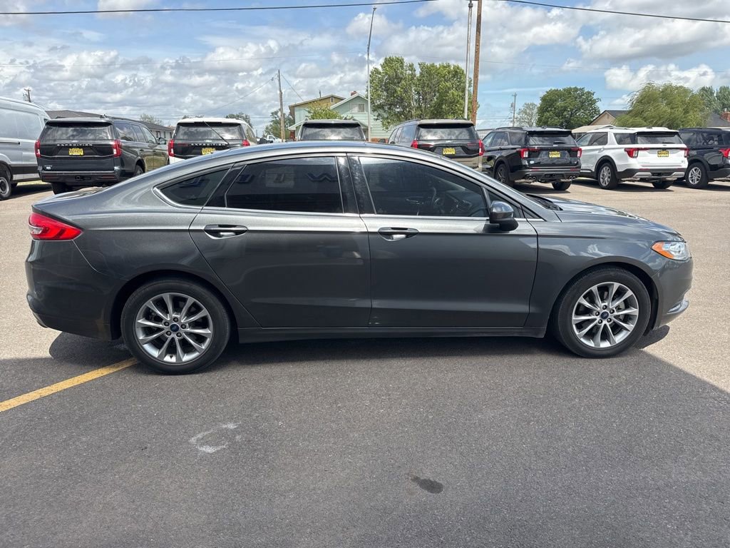 Used 2017 Ford Fusion SE w/ Fusion SE Technology Package FWD image 5